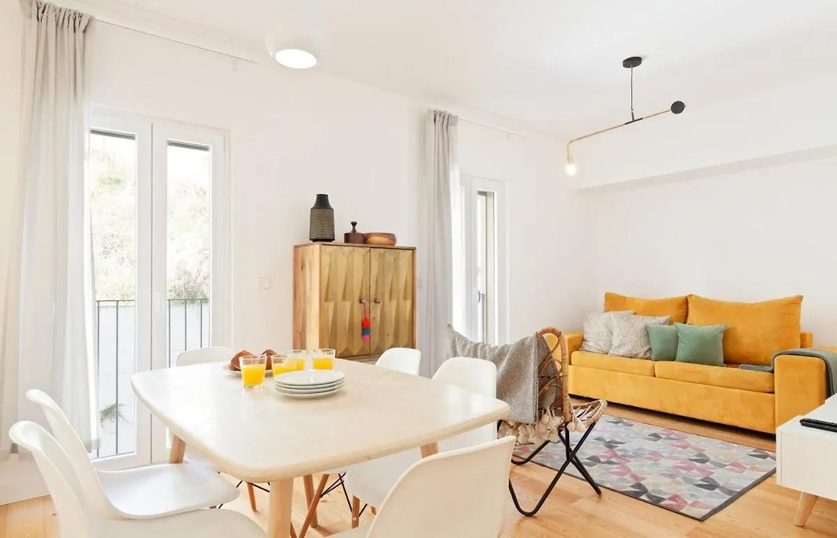 Bright 2 Bedroom Apartment With Parking In Lizbona