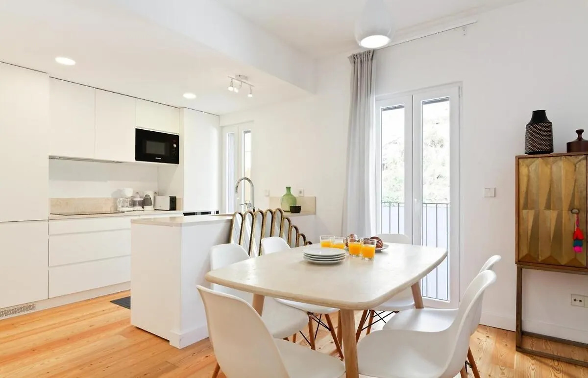 Bright 2 Bedroom Apartment With Parking In Lisbon 0*,