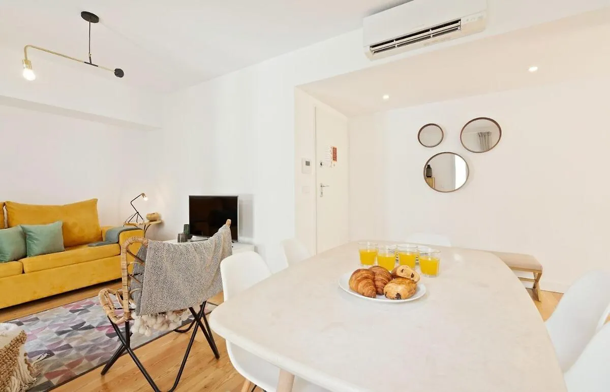 Zajazd Bright 2 Bedroom Apartment With Parking In Lizbona