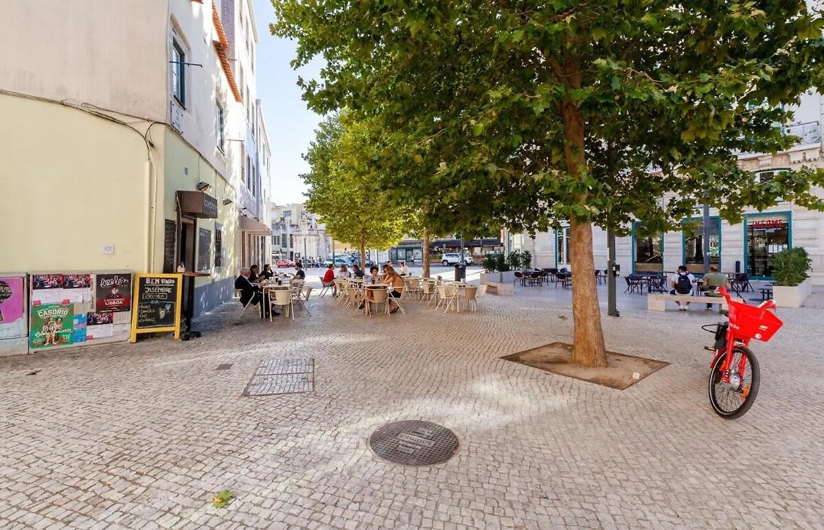 Bright 2 Bedroom Apartment With Parking In Lizbona 0*,