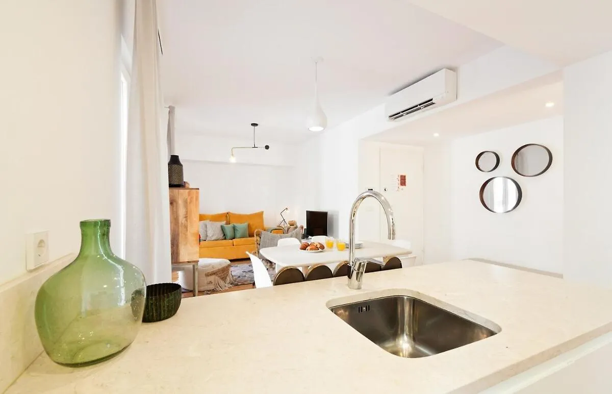 Bright 2 Bedroom Apartment With Parking In Lissabon Portugal